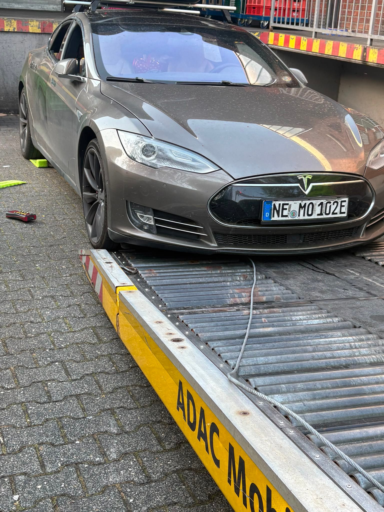 Auch defekte und beschädigte Tesla verkaufen